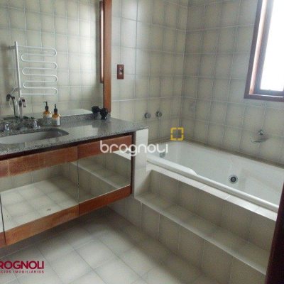Casa com 414m², 3 quartos (sendo 1 suíte), 4 garagens, no bairro Agronômica em Florianópolis