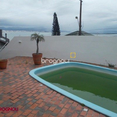 Casa com 414m², 3 quartos (sendo 1 suíte), 4 garagens, no bairro Agronômica em Florianópolis