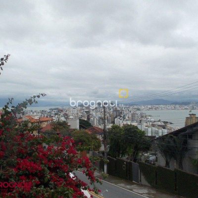 Casa com 414m², 3 quartos (sendo 1 suíte), 4 garagens, no bairro Agronômica em Florianópolis