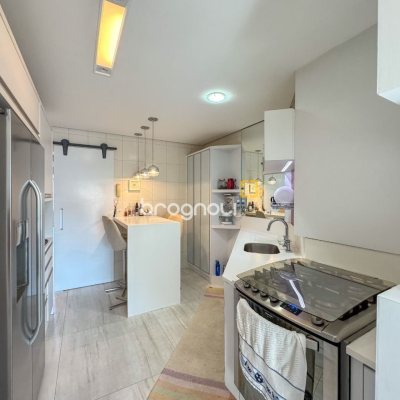 Apartamento com 130m², 3 quartos (sendo 2 suítes), 2 garagens, no bairro Coqueiros em Florianópolis
