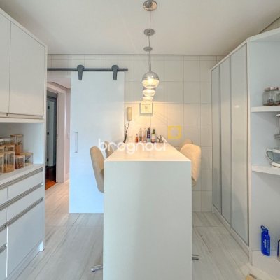 Apartamento com 130m², 3 quartos (sendo 2 suítes), 2 garagens, no bairro Coqueiros em Florianópolis