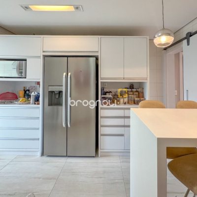 Apartamento com 130m², 3 quartos (sendo 2 suítes), 2 garagens, no bairro Coqueiros em Florianópolis