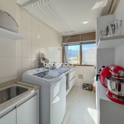 Apartamento com 130m², 3 quartos (sendo 2 suítes), 2 garagens, no bairro Coqueiros em Florianópolis