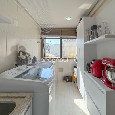 Apartamento com 130m², 3 quartos (sendo 2 suítes), 2 garagens, no bairro Coqueiros em Florianópolis