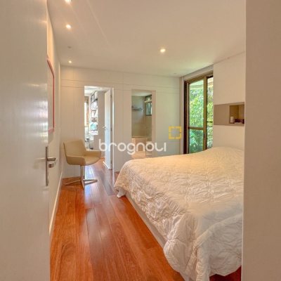 Apartamento com 130m², 3 quartos (sendo 2 suítes), 2 garagens, no bairro Coqueiros em Florianópolis