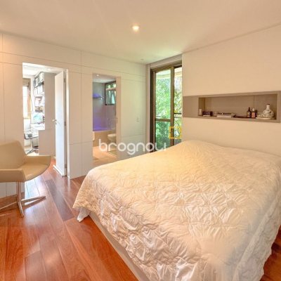 Apartamento com 130m², 3 quartos (sendo 2 suítes), 2 garagens, no bairro Coqueiros em Florianópolis