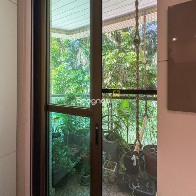 Apartamento com 130m², 3 quartos (sendo 2 suítes), 2 garagens, no bairro Coqueiros em Florianópolis