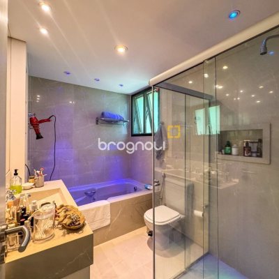 Apartamento com 130m², 3 quartos (sendo 2 suítes), 2 garagens, no bairro Coqueiros em Florianópolis