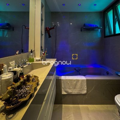 Apartamento com 130m², 3 quartos (sendo 2 suítes), 2 garagens, no bairro Coqueiros em Florianópolis