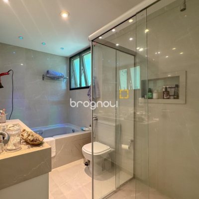 Apartamento com 130m², 3 quartos (sendo 2 suítes), 2 garagens, no bairro Coqueiros em Florianópolis