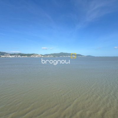 Apartamento com 130m², 3 quartos (sendo 2 suítes), 2 garagens, no bairro Coqueiros em Florianópolis