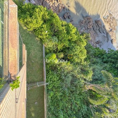 Apartamento com 130m², 3 quartos (sendo 2 suítes), 2 garagens, no bairro Coqueiros em Florianópolis