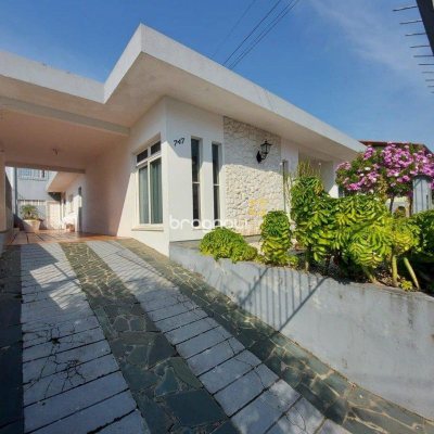 Casa com 323m², 4 quartos (sendo 1 suíte), 3 garagens, no bairro Barreiros em São José
