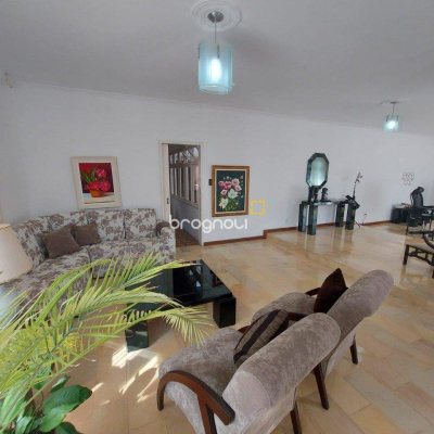 Casa com 323m², 4 quartos (sendo 1 suíte), 3 garagens, no bairro Barreiros em São José