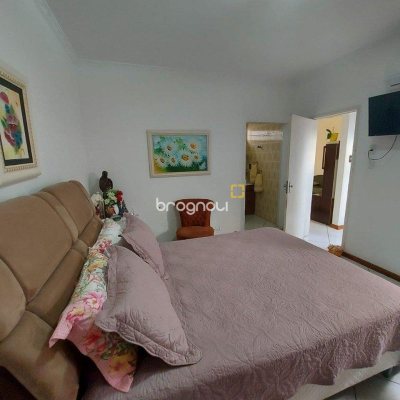 Casa com 323m², 4 quartos (sendo 1 suíte), 3 garagens, no bairro Barreiros em São José