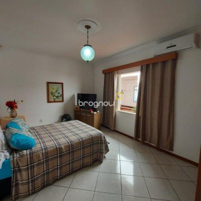 Casa com 323m², 4 quartos (sendo 1 suíte), 3 garagens, no bairro Barreiros em São José