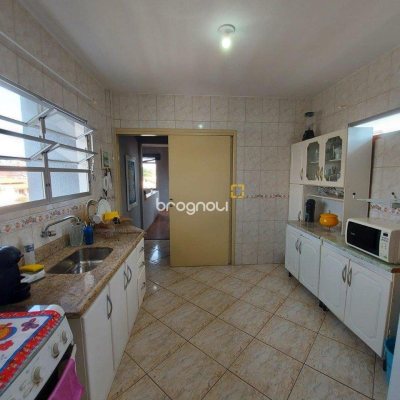 Casa com 323m², 4 quartos (sendo 1 suíte), 3 garagens, no bairro Barreiros em São José
