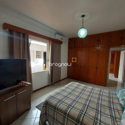 Casa com 323m², 4 quartos (sendo 1 suíte), 3 garagens, no bairro Barreiros em São José