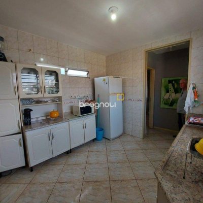 Casa com 323m², 4 quartos (sendo 1 suíte), 3 garagens, no bairro Barreiros em São José