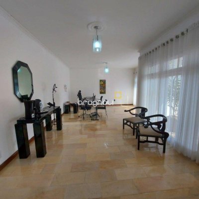Casa com 323m², 4 quartos (sendo 1 suíte), 3 garagens, no bairro Barreiros em São José
