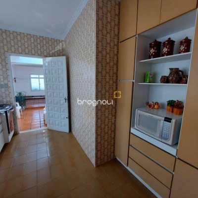 Casa com 323m², 4 quartos (sendo 1 suíte), 3 garagens, no bairro Barreiros em São José