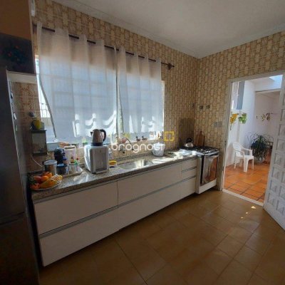Casa com 323m², 4 quartos (sendo 1 suíte), 3 garagens, no bairro Barreiros em São José