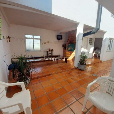 Casa com 323m², 4 quartos (sendo 1 suíte), 3 garagens, no bairro Barreiros em São José
