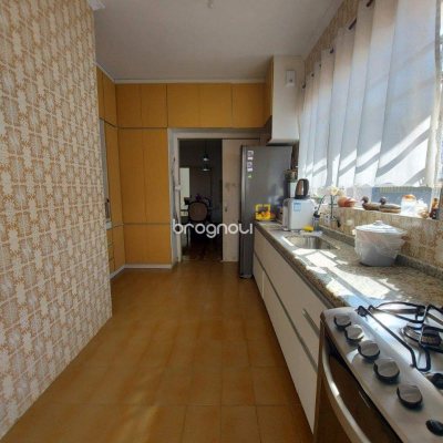 Casa com 323m², 4 quartos (sendo 1 suíte), 3 garagens, no bairro Barreiros em São José