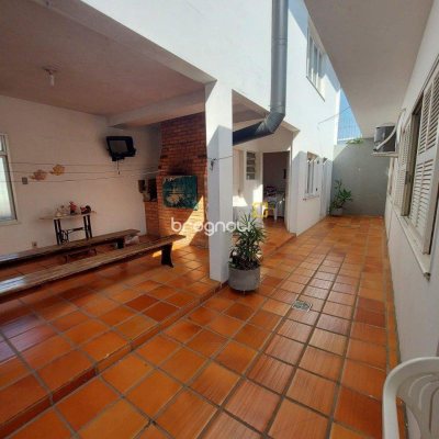 Casa com 323m², 4 quartos (sendo 1 suíte), 3 garagens, no bairro Barreiros em São José