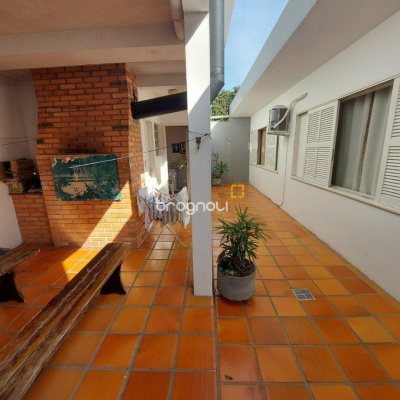 Casa com 323m², 4 quartos (sendo 1 suíte), 3 garagens, no bairro Barreiros em São José