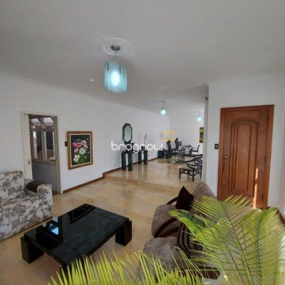 Casa com 323m², 4 quartos (sendo 1 suíte), 3 garagens, no bairro Barreiros em São José