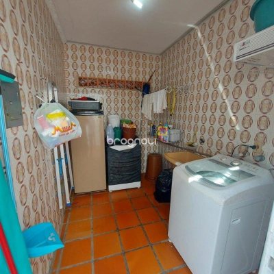 Casa com 323m², 4 quartos (sendo 1 suíte), 3 garagens, no bairro Barreiros em São José