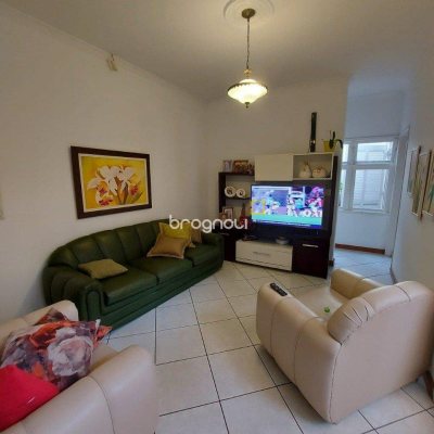 Casa com 323m², 4 quartos (sendo 1 suíte), 3 garagens, no bairro Barreiros em São José