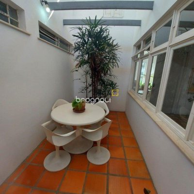 Casa com 323m², 4 quartos (sendo 1 suíte), 3 garagens, no bairro Barreiros em São José