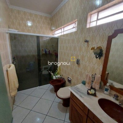 Casa com 323m², 4 quartos (sendo 1 suíte), 3 garagens, no bairro Barreiros em São José