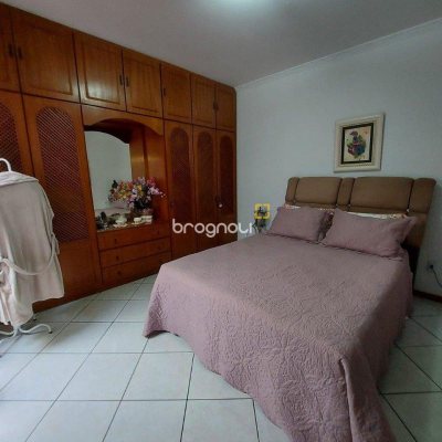Casa com 323m², 4 quartos (sendo 1 suíte), 3 garagens, no bairro Barreiros em São José