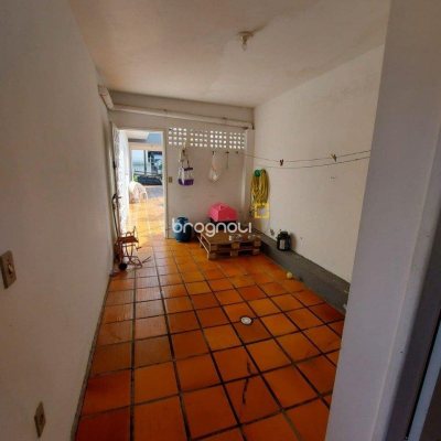 Casa com 323m², 4 quartos (sendo 1 suíte), 3 garagens, no bairro Barreiros em São José