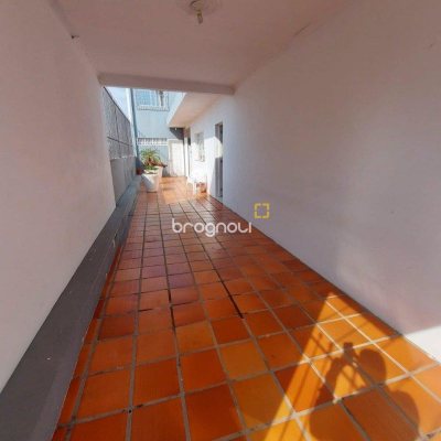 Casa com 323m², 4 quartos (sendo 1 suíte), 3 garagens, no bairro Barreiros em São José