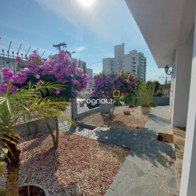 Casa com 323m², 4 quartos (sendo 1 suíte), 3 garagens, no bairro Barreiros em São José