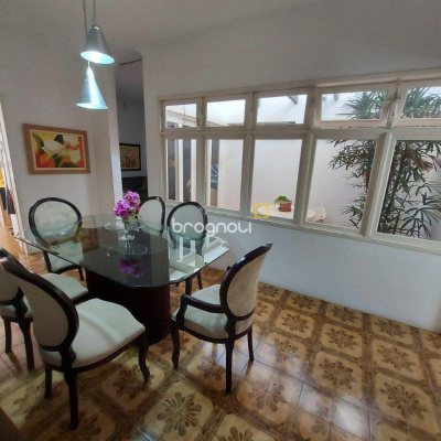 Casa com 323m², 4 quartos (sendo 1 suíte), 3 garagens, no bairro Barreiros em São José
