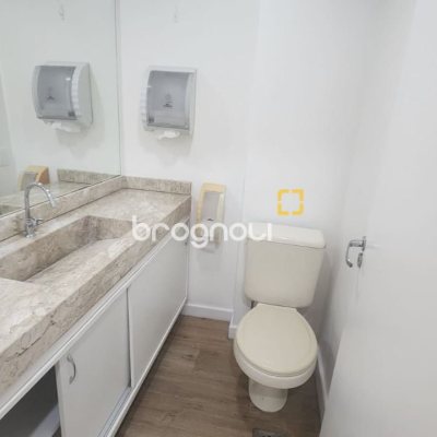 Sala com 136m², 3 garagens, no bairro Centro em Florianópolis