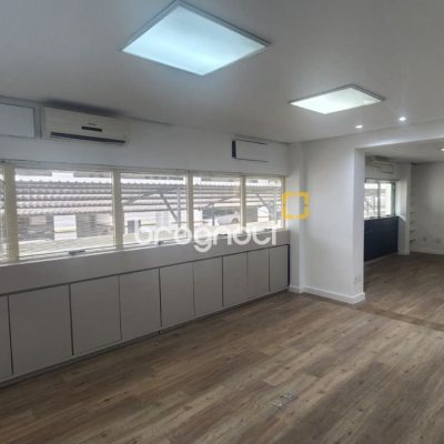 Sala com 136m², 3 garagens, no bairro Centro em Florianópolis