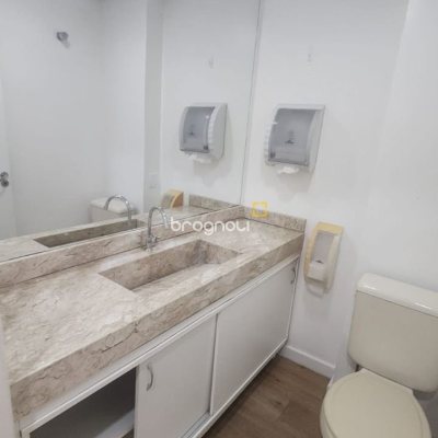 Sala com 136m², 3 garagens, no bairro Centro em Florianópolis