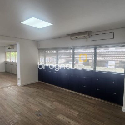 Sala com 136m², 3 garagens, no bairro Centro em Florianópolis