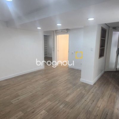 Sala com 136m², 3 garagens, no bairro Centro em Florianópolis