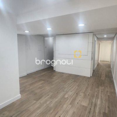 Sala com 136m², 3 garagens, no bairro Centro em Florianópolis