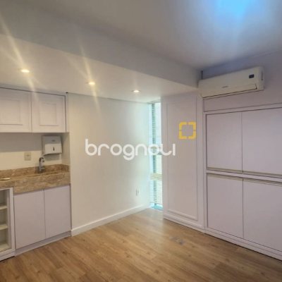 Sala com 136m², 3 garagens, no bairro Centro em Florianópolis