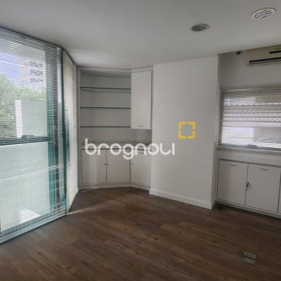 Sala com 136m², 3 garagens, no bairro Centro em Florianópolis