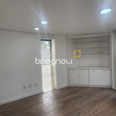 Sala com 136m², 3 garagens, no bairro Centro em Florianópolis