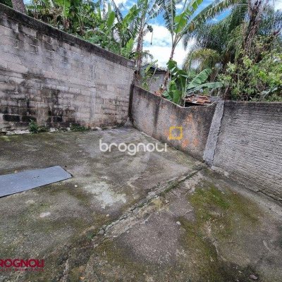 Casa com 55m², 2 quartos, 4 garagens, no bairro São Luiz em São José